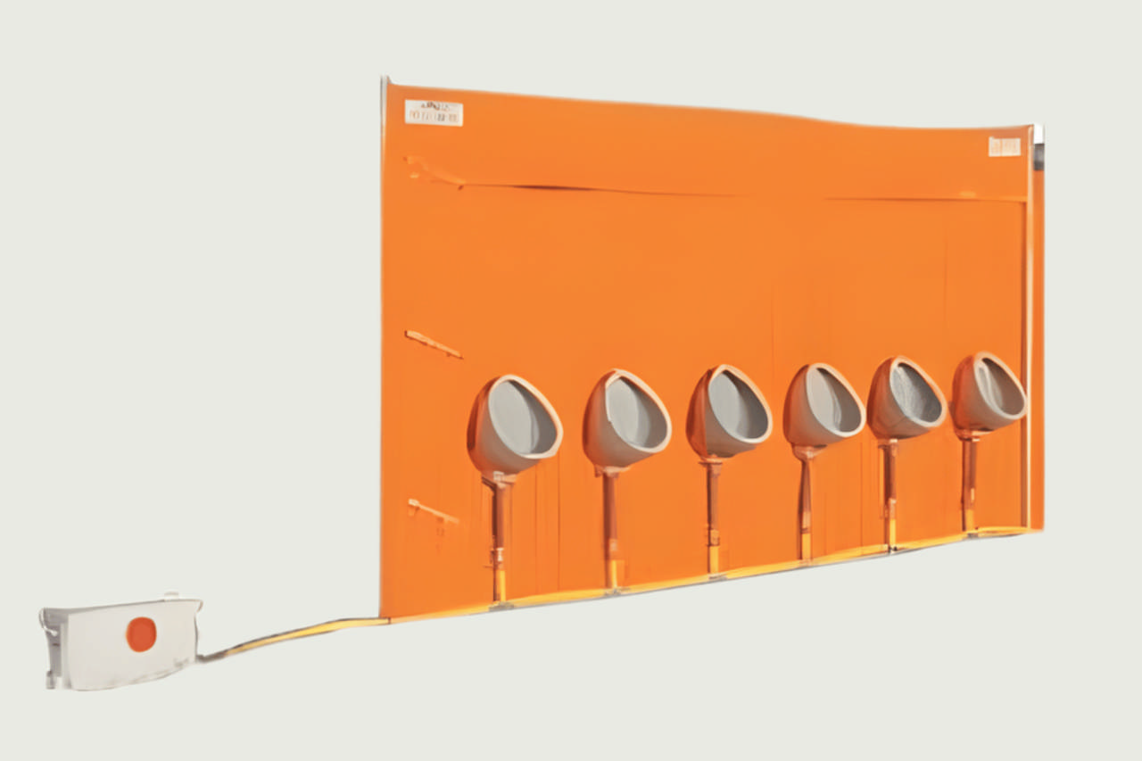 6 urinaler på hegn med afløbsslange