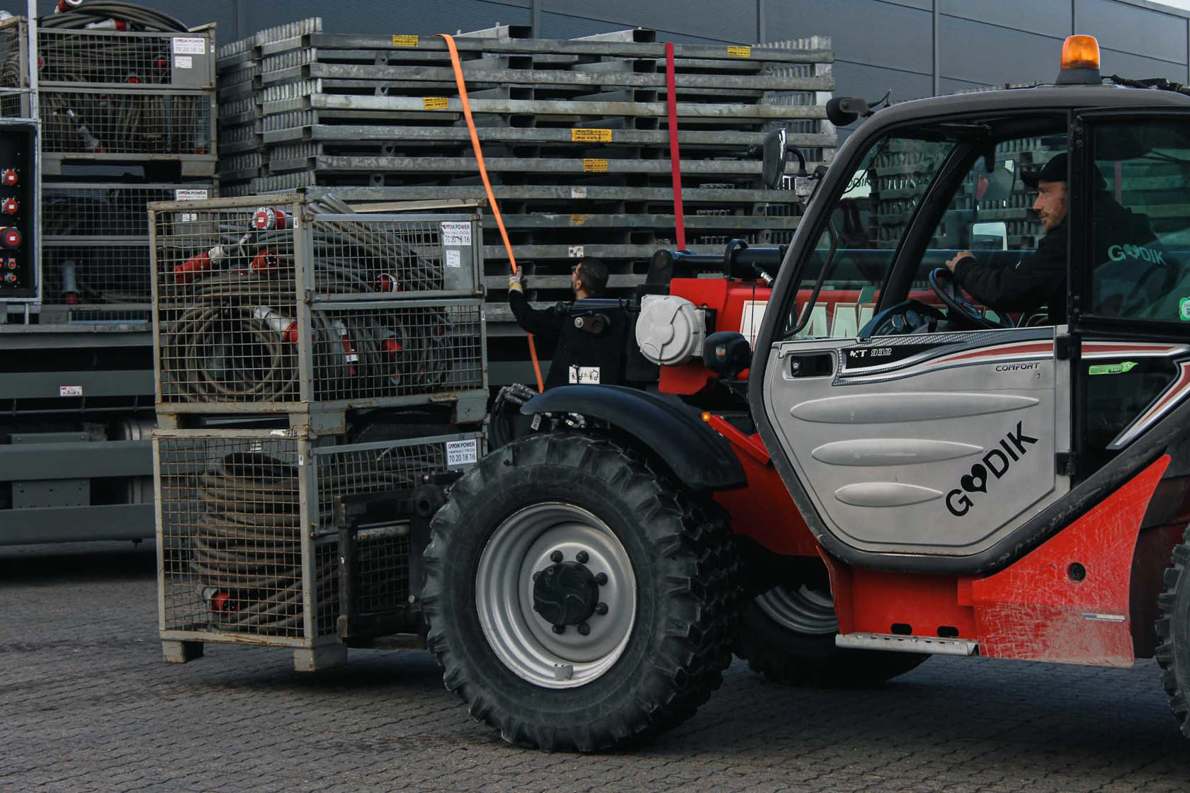 Godik-ekspert kører teleskoplæsser på en byggeplads