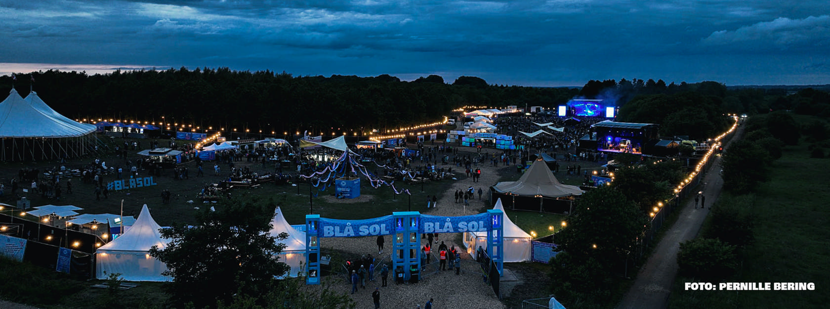 Blå Sol festivalpladsen i skumring