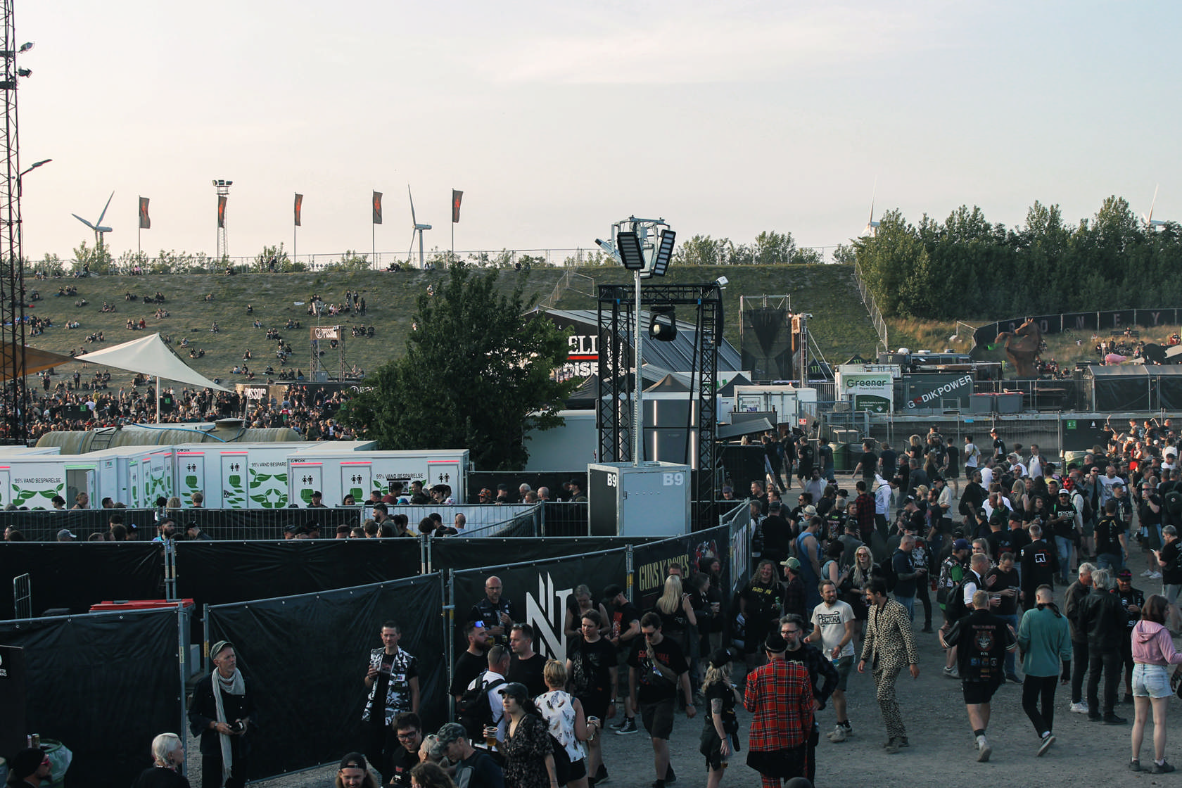 Godik materiel pryder Refshaleøen i forbindelse med Copenhell med toiletvogne, generator, lystårne, hegn