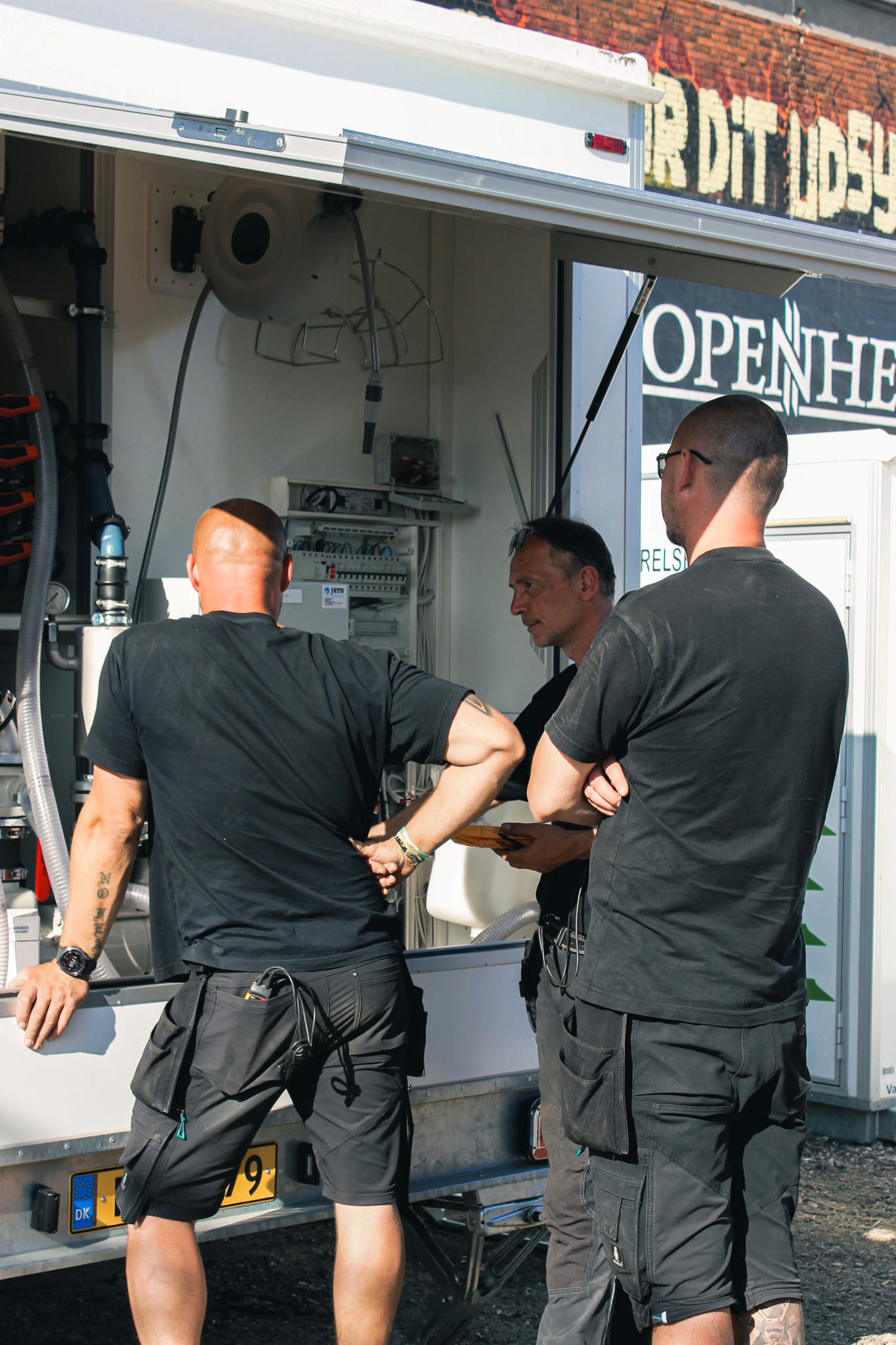 Godik medarbejder rådgiver om teknisk service af toiletvogn