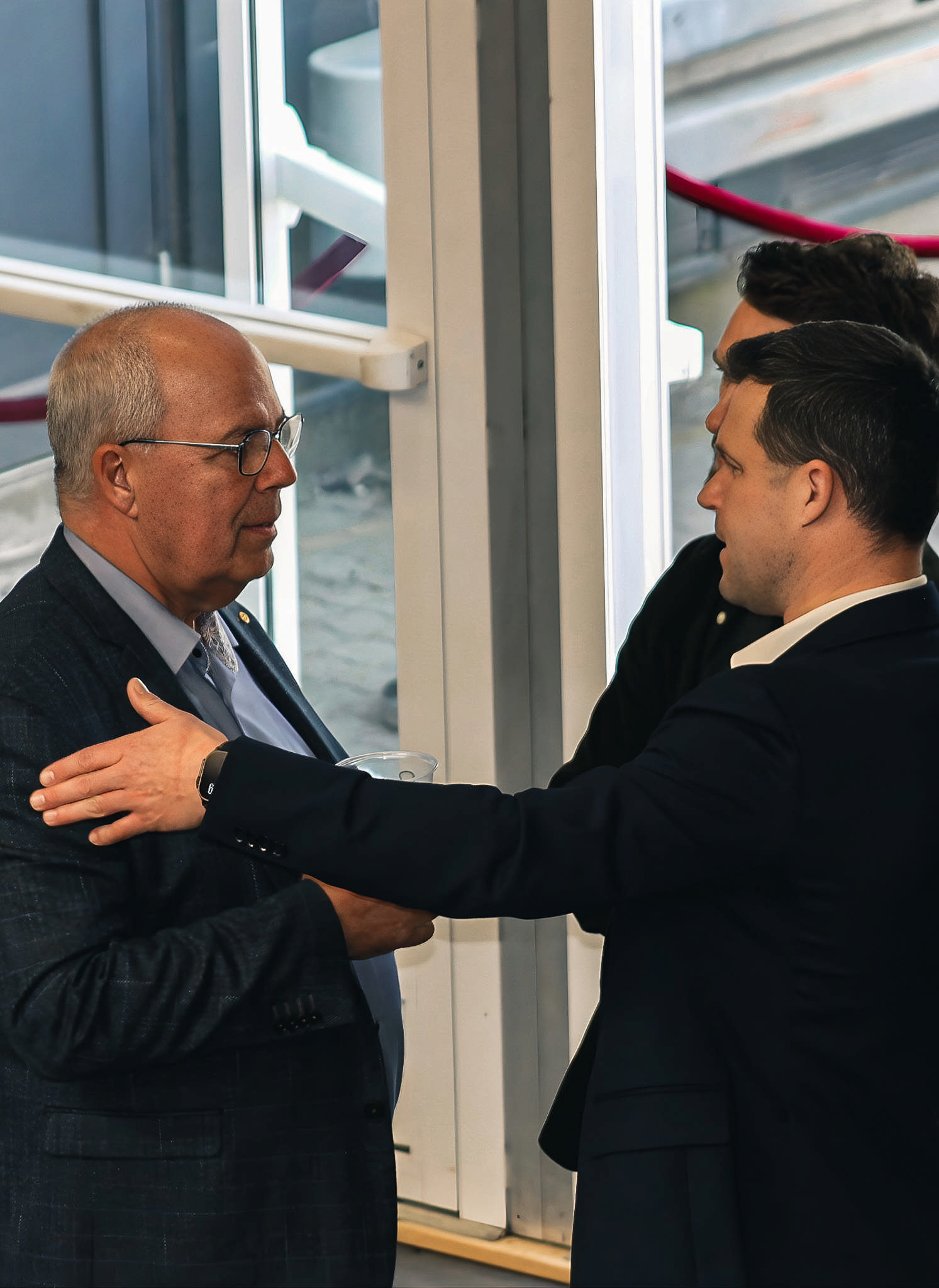 Stifter af Godik Kim Godiksen og CEO Jakob Udesen hilser