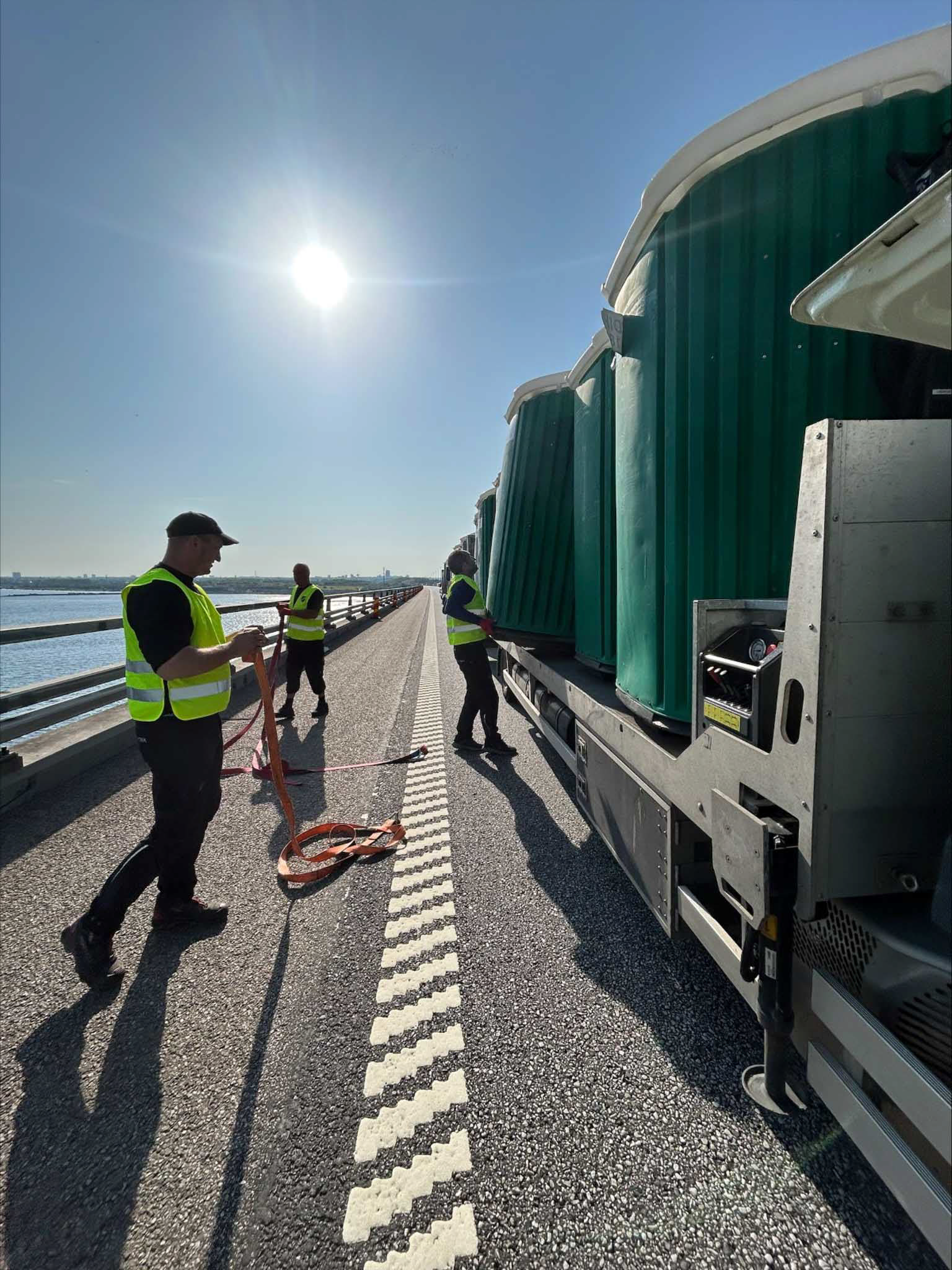 Godik-medarbejdere sikrer transport af toiletvogne